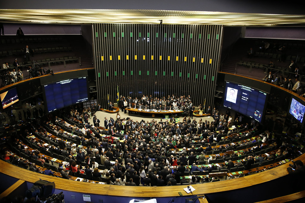 01tapabue Diputados de Brasil en el Congreso tratando Ley de Fake News