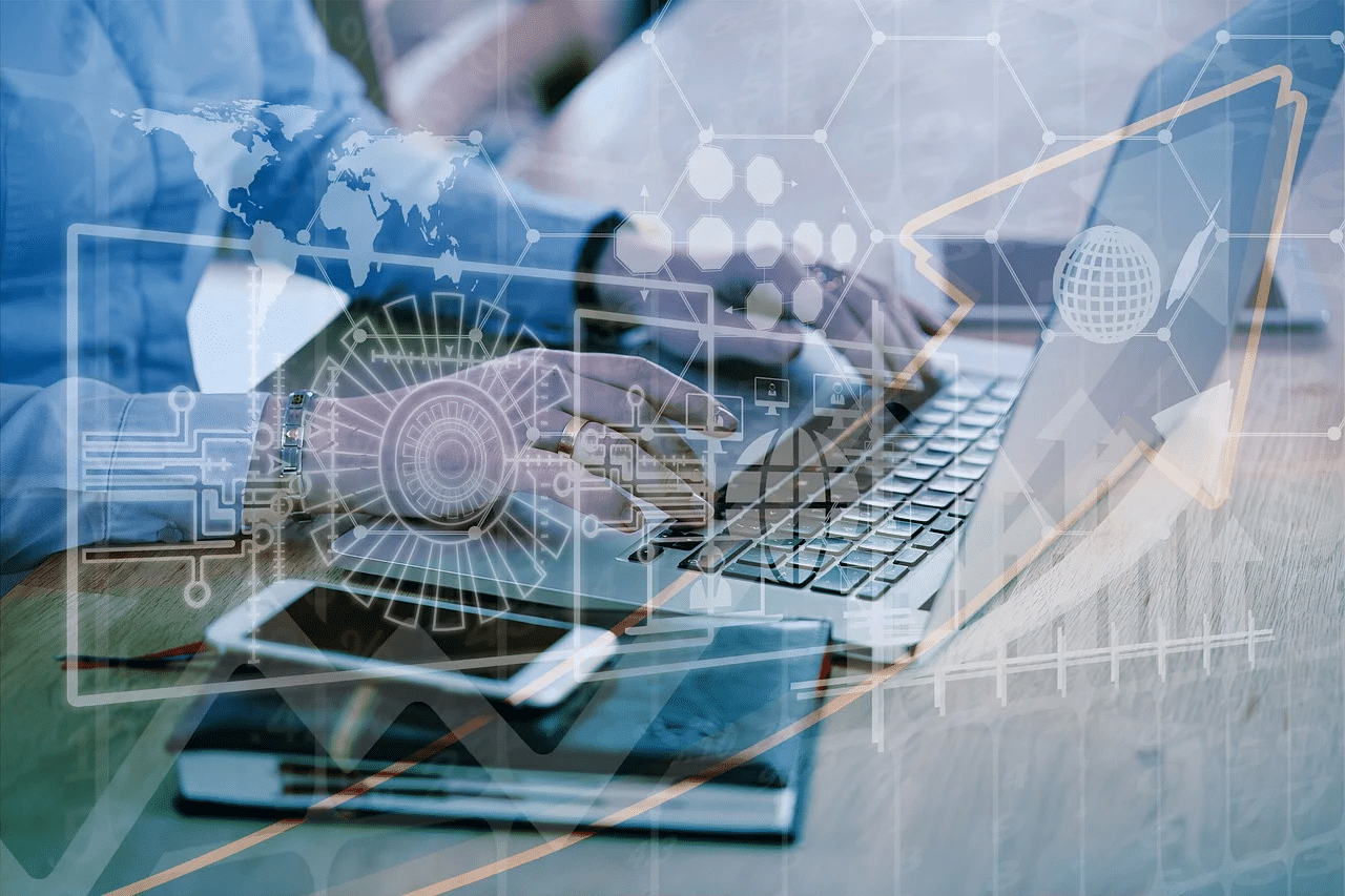 01tapabue Manos de trabajador con camisa escribiendo en una notebook